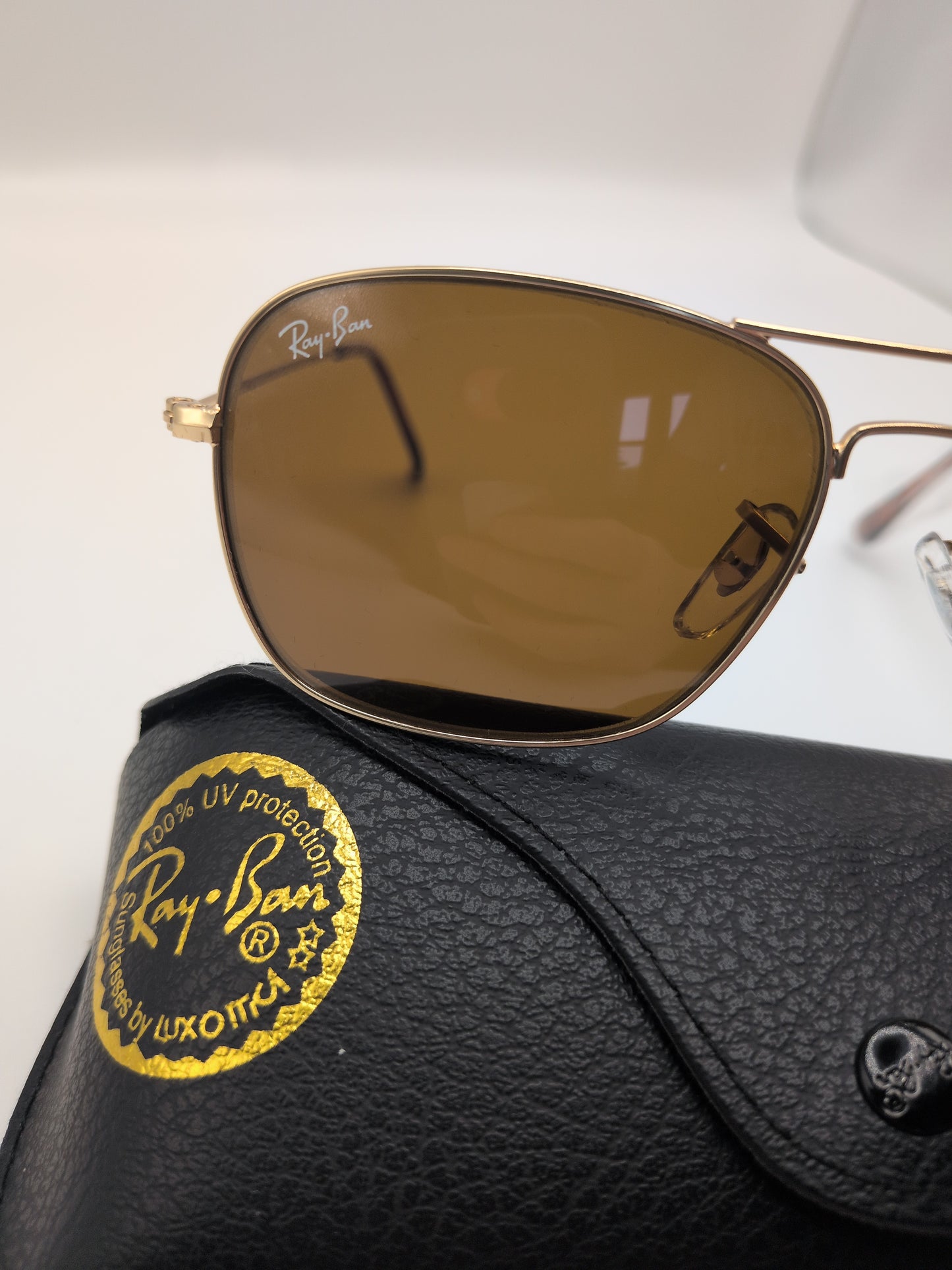 R*y B*n sunglasses with case / ready to ship