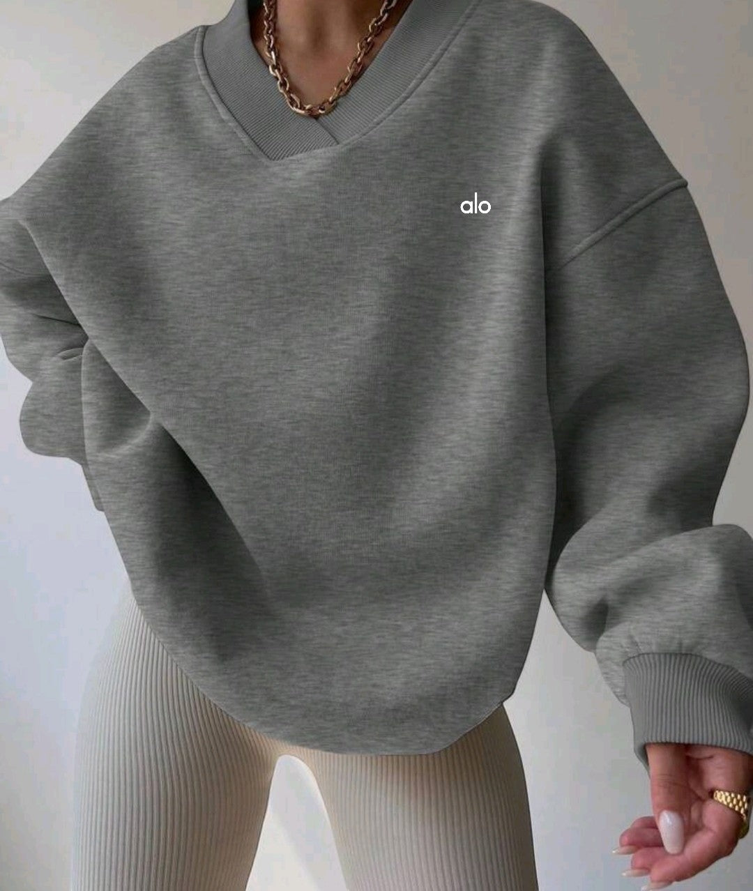 Women's v-neck sweatshirt ready to ship - Roomy fit